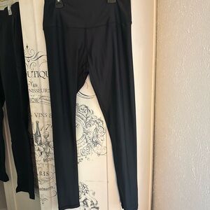 Very Gently Used (x1) Skea Black Leggings- SZ Medium